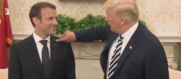 Трамп смахнул перхоть с пиджака Макрона Трамп смахнул перхоть с пиджака Макрона - Sputnik Moldova