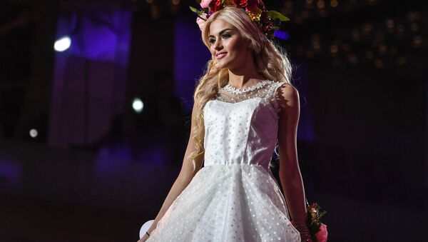 Участница конкурса красоты «Российская красавица 2018» во время соревнований в отеле Корстон в Москве - Sputnik Молдова