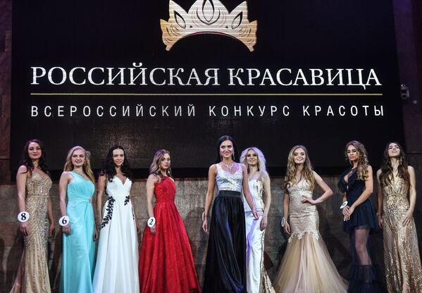 Участницы конкурса «Российская красавица 2018» во время дефиле в вечерних платьях - Sputnik Молдова