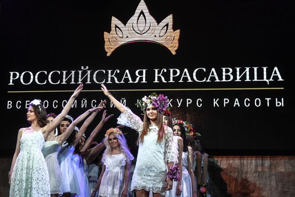 Подружки встречают невесту во время конкурса красоты «Российская красавица 2018» - Sputnik Молдова