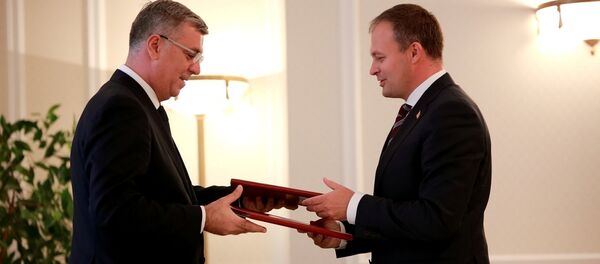 Andrian Candu şi Valeriu Zgonea, semnarea memorandumului între Parlamentul Republicii Moldova şi Parlamentul României - Sputnik Moldova-România