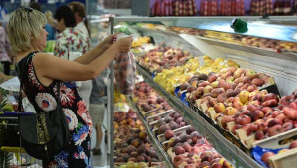 Покупательница у прилавка с фруктами в гипермаркете Лента в Новосибирске - Sputnik Молдова