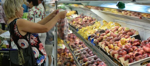 Покупательница у прилавка с фруктами в гипермаркете Лента в Новосибирске - Sputnik Moldova