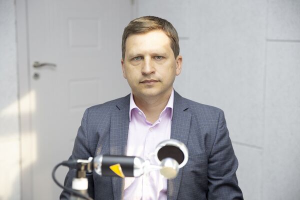 Moldovenii trimit mai puțini bani acasă – urmări posibile Moldovenii trimit mai puțini bani acasă – urmări posibile - Sputnik Moldova