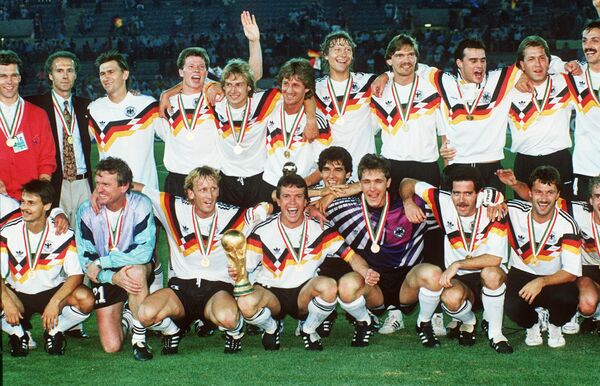 Echipa națională de fotbal a RFG la mondialul din 1990 Echipa națională de fotbal a RFG la mondialul din 1990 - Sputnik Moldova-România