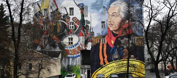 Граффити с изображением русского полководца Михаила Кутузова на фасаде дома на Волхонке 5/6 в Москве, созданное в рамках арт-проекта Российского военно-исторического общества Наши герои - Sputnik Молдова