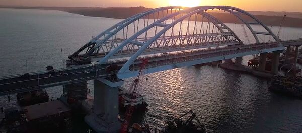 Строители завершили автодорожную часть моста в Крым Строители завершили автодорожную часть моста в Крым - Sputnik Молдова