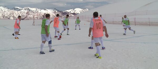 В Сочи любители футбола сыграли на высоте 2000 метров - Sputnik Молдова