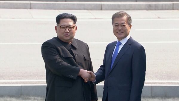 Лидеры КНДР и Южной Кореи Ким Чен Ын и Мун Чжэ Ин - Sputnik Moldova-România