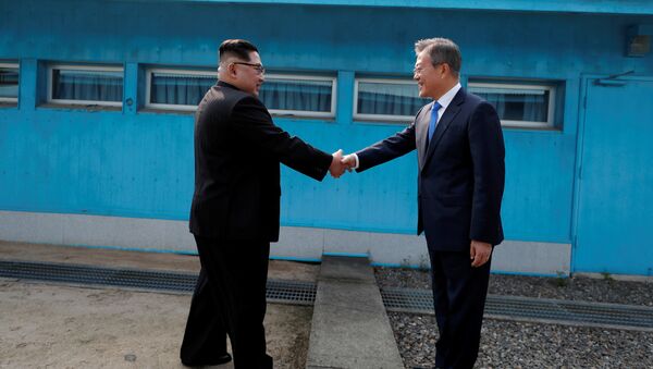 Kim Jong-un et Moon Jae-in sur la ligne de démarcation militaire qui divise la péninsule coréenne - Sputnik Молдова