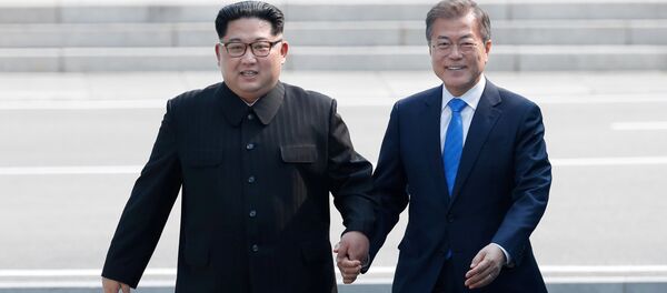 Kim Jong Un și Moon Jae In - Sputnik Moldova-România