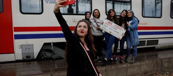 Девушка снимает селфи с подругами на фоне Восточного экспресса, следующего по маршруту из Анкары в Карс, Турция Девушка снимает селфи с подругами на фоне Восточного экспресса, следующего по маршруту из Анкары в Карс, Турция - Sputnik Молдова