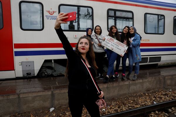Девушка снимает селфи с подругами на фоне Восточного экспресса, следующего по маршруту из Анкары в Карс, Турция - Sputnik Молдова