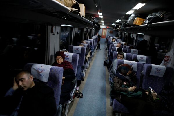 Пассажиры Восточного экспресса, следующего по маршруту из Анкары в Карс, Турция - Sputnik Молдова