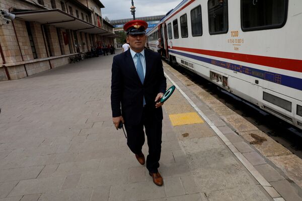 Работник железной дороги осуществляет последние проверки перед отправлением Восточного экспресса, Турция - Sputnik Молдова