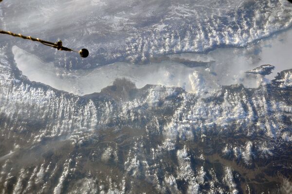Снимок озера Байкал весной, сделанный с МКС российским космонавтом Антоном Шкаплеровым - Sputnik Молдова