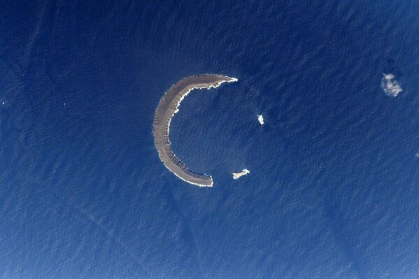 Необитаемый остров Тортуга в составе архипелага Галапагос, снятый из космоса Антоном Шкаплеровым - Sputnik Молдова