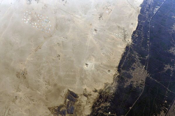 Розовая и Ломаная пирамиды, расположенные на территории Дахшурского некрополя в Египте, снятые из космоса Антоном Шкаплеровым - Sputnik Молдова