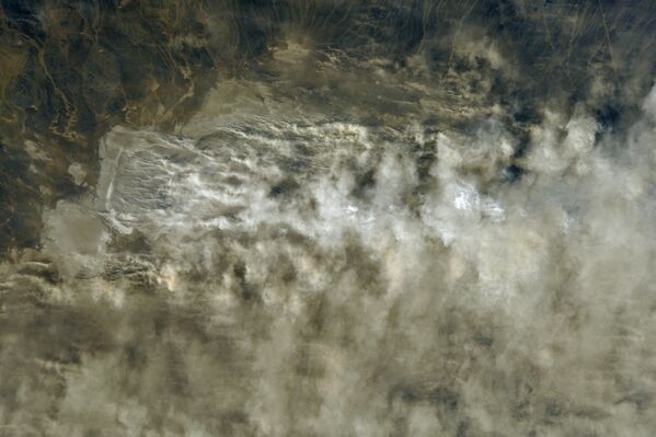 Снимок пыльной бури в Казахстане, сделанный с МКС российским космонавтом Антоном Шкаплеровым - Sputnik Молдова