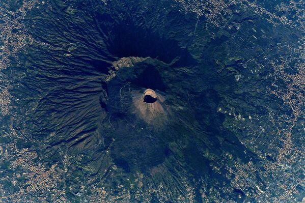 Снимок вулкана Везувий, сделанный с МКС российским космонавтом Антоном Шкаплеровым - Sputnik Молдова