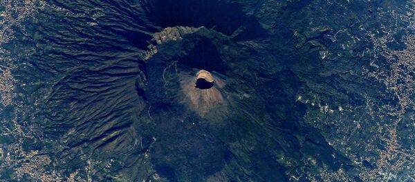 Снимок вулкана Везувий, сделанный с МКС российским космонавтом Антоном Шкаплеровым - Sputnik Moldova-România