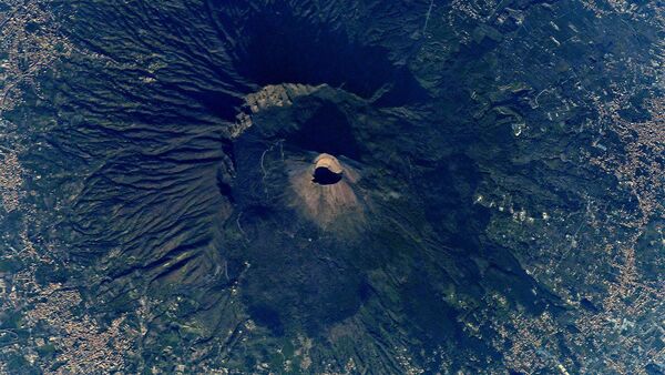 Снимок вулкана Везувий, сделанный с МКС российским космонавтом Антоном Шкаплеровым - Sputnik Moldova-România