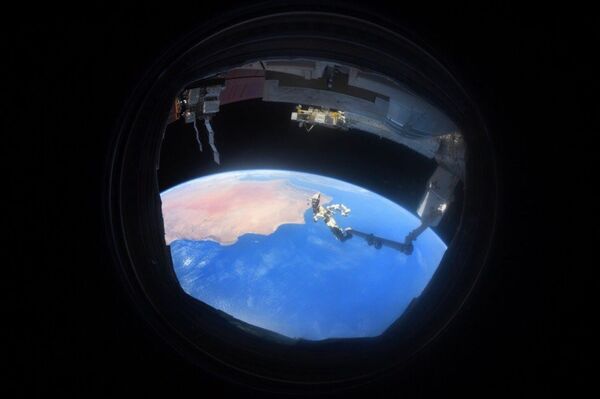 Снимок Земли через иллюминатор, сделанный на МКС космонавтом Антоном Шкаплеровым - Sputnik Молдова