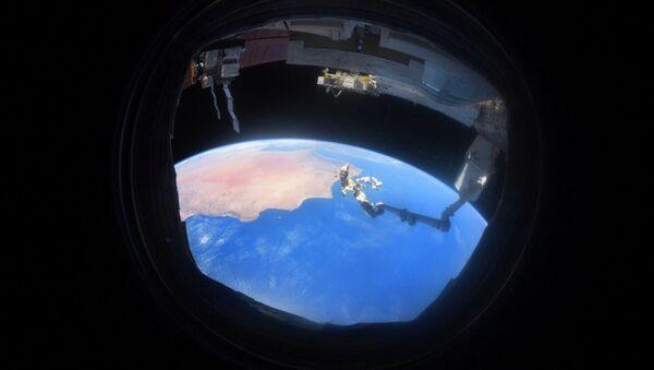 Снимок Земли через иллюминатор, сделанный на МКС космонавтом Антоном Шкаплеровым - Sputnik Молдова