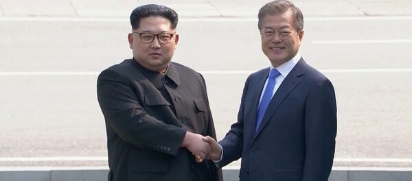 Лидеры КНДР и Южной Кореи Ким Чен Ын и Мун Чжэ Ин - Sputnik Молдова