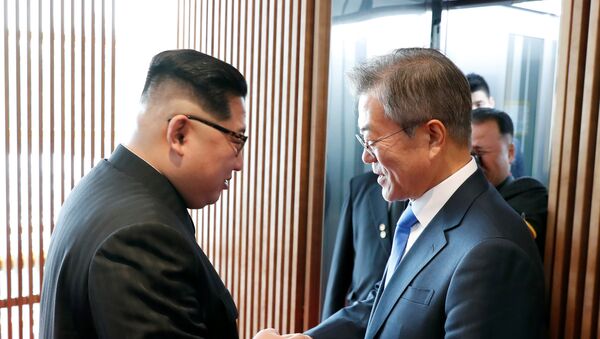 South Korean President Moon Jae-in shakes hands with North Korean leader Kim Jong Un at the truce village of Panmunjom inside the demilitarized zone separating the two Koreas, South Korea, April 27, 2018 - Sputnik Moldova-România