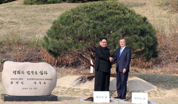 Kim Jong Un și Moon Jae In Kim Jong Un și Moon Jae In - Sputnik Moldova-România