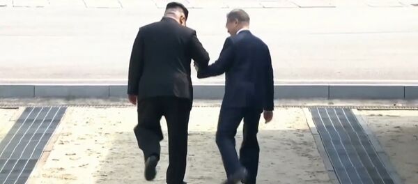 Встреча Ким Чен Ына со своим южнокорейским коллегой Встреча Ким Чен Ына со своим южнокорейским коллегой - Sputnik Молдова