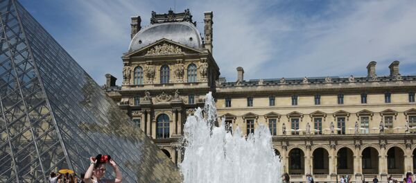 Фонтан перед зданием Лувра (на дальнем плане - крыло Ришелье) в Париже. - Sputnik Moldova