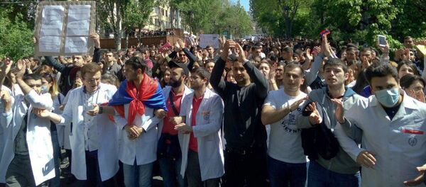 Студенты на улице Абовяна (23 апреля 2018). Еревaн - Sputnik Молдова