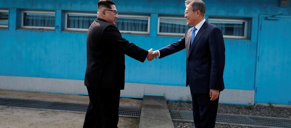 Kim Jong-un et Moon Jae-in sur la ligne de démarcation militaire qui divise la péninsule coréenne - Sputnik Moldova