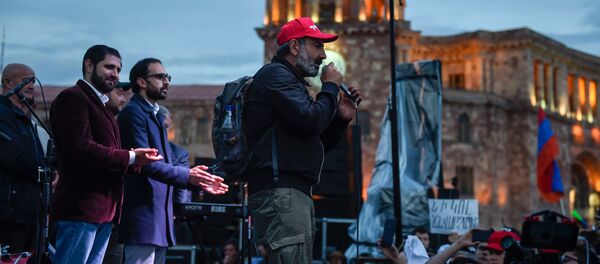 Никол Пашинян во время митинга на площади Республики (29 апреля 2018). Еревaн - Sputnik Молдова