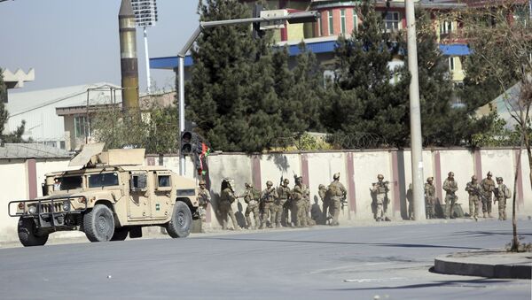 Nach dem Angriff auf den TV-Sender Shamshad: Afghanisches Sicherheitspersonal am Tatort in Kabul - Sputnik Молдова