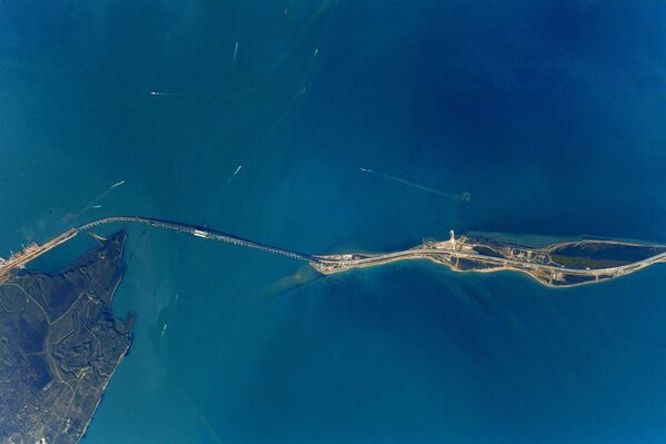 Снимок Крымского моста, сделанный с МКС российским космонавтом Антоном Шкаплеровым - Sputnik Молдова