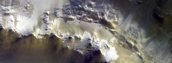 Одна из первых полноцветных фотографий поверхности Марса, полученная камерой CaSSIS, установленной на борту российско-европейского зонда ЭкзоМарс-TGO - Sputnik Молдова