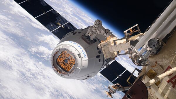 Космический грузовик SpaceX Dragon во время стыковки с МКС - Sputnik Молдова