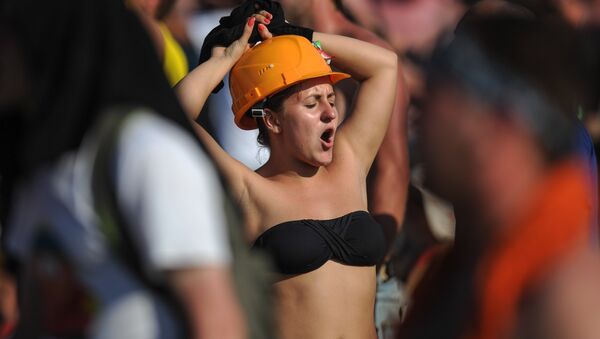 Девушка в бикини и в каске - Sputnik Молдова