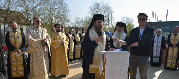 Sfințirea temeliei bisericii „Înălțarea Sfintei Cruci și Sf. Ierarh Calinic de la Cernica din Aubing, Germania Sfințirea temeliei bisericii „Înălțarea Sfintei Cruci și Sf. Ierarh Calinic de la Cernica din Aubing, Germania - Sputnik Moldova-România