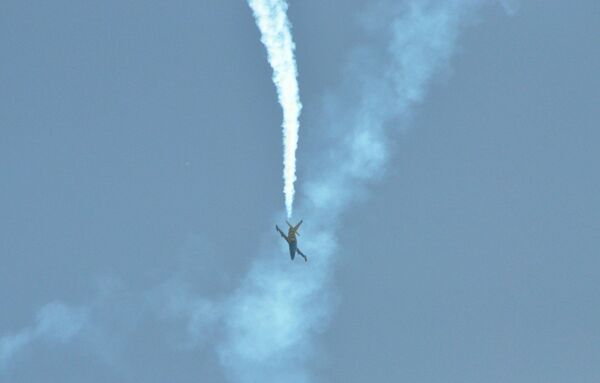 Самолеты разных моделей и гражданские пилотажные группы устроили грандиозное шоу. Самолеты разных моделей и гражданские пилотажные группы устроили грандиозное шоу. - Sputnik Молдова