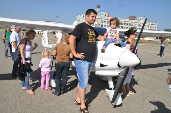 В рамках мероприятия кишиневцы и гости столицы смогли понаблюдать за работой аэропорта, увидеть разные типы воздушных суден и специализированной техники. В рамках мероприятия кишиневцы и гости столицы смогли понаблюдать за работой аэропорта, увидеть разные типы воздушных суден и специализированной техники. - Sputnik Молдова