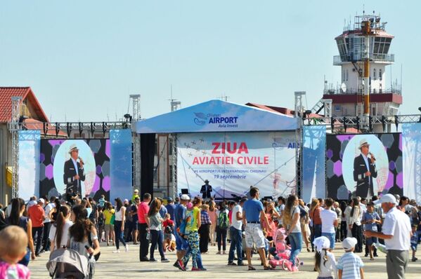 Масштабное шоу организовано по случаю 71-летия со дня основания Гражданской авиации в Молдове. - Sputnik Молдова