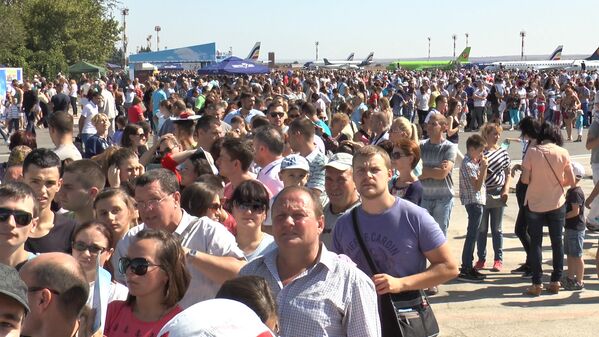 Тысячи посетителей авиашоу завороженно наблюдали за полетами профессиональных летчиков. - Sputnik Молдова