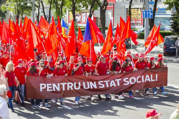 Участники первомайской демонстрации от партии Социалистов в Кишиневе - Sputnik Молдова