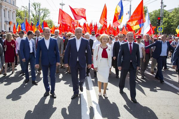 Участники первомайской демонстрации от партии Социалистов в Кишиневе - Sputnik Молдова