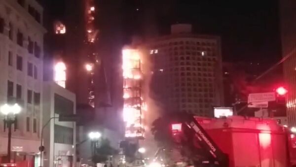 Пожар в многоэтажном здании в Сан-Паулу. Видео с места ЧП - Sputnik Молдова