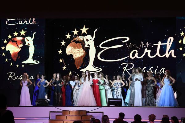 Участницы финала конкурса красоты Mrs&Ms Russia Earth 2018 в банкетном зале Мир - Sputnik Молдова